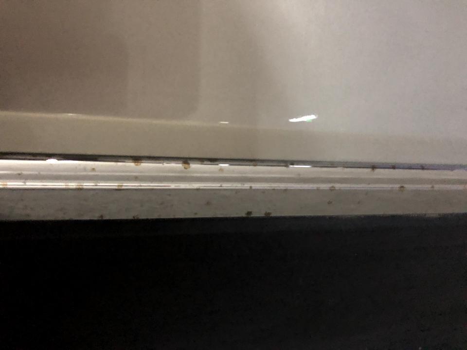 大家有没有遇到途观L车门挡板镀铬条生锈的？我提了不到半年车竟然有锈点……去4S点说赔不了……说是自然腐蚀……我家和单位都停车库怎么这么快腐蚀……求说法，有没有遇到类似的车友？