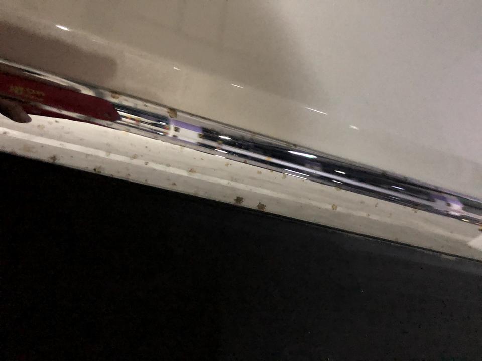大家有没有遇到途观L车门挡板镀铬条生锈的？我提了不到半年车竟然有锈点……去4S点说赔不了……说是自然腐蚀……我家和单位都停车库怎么这么快腐蚀……求说法，有没有遇到类似的车友？