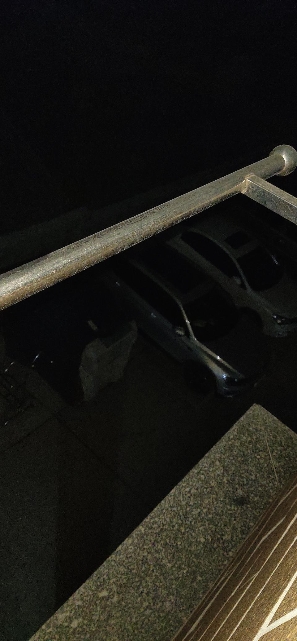 19款途观L今天晚上才发现右边门把手灯两个都亮，左边不亮，这是啥情况