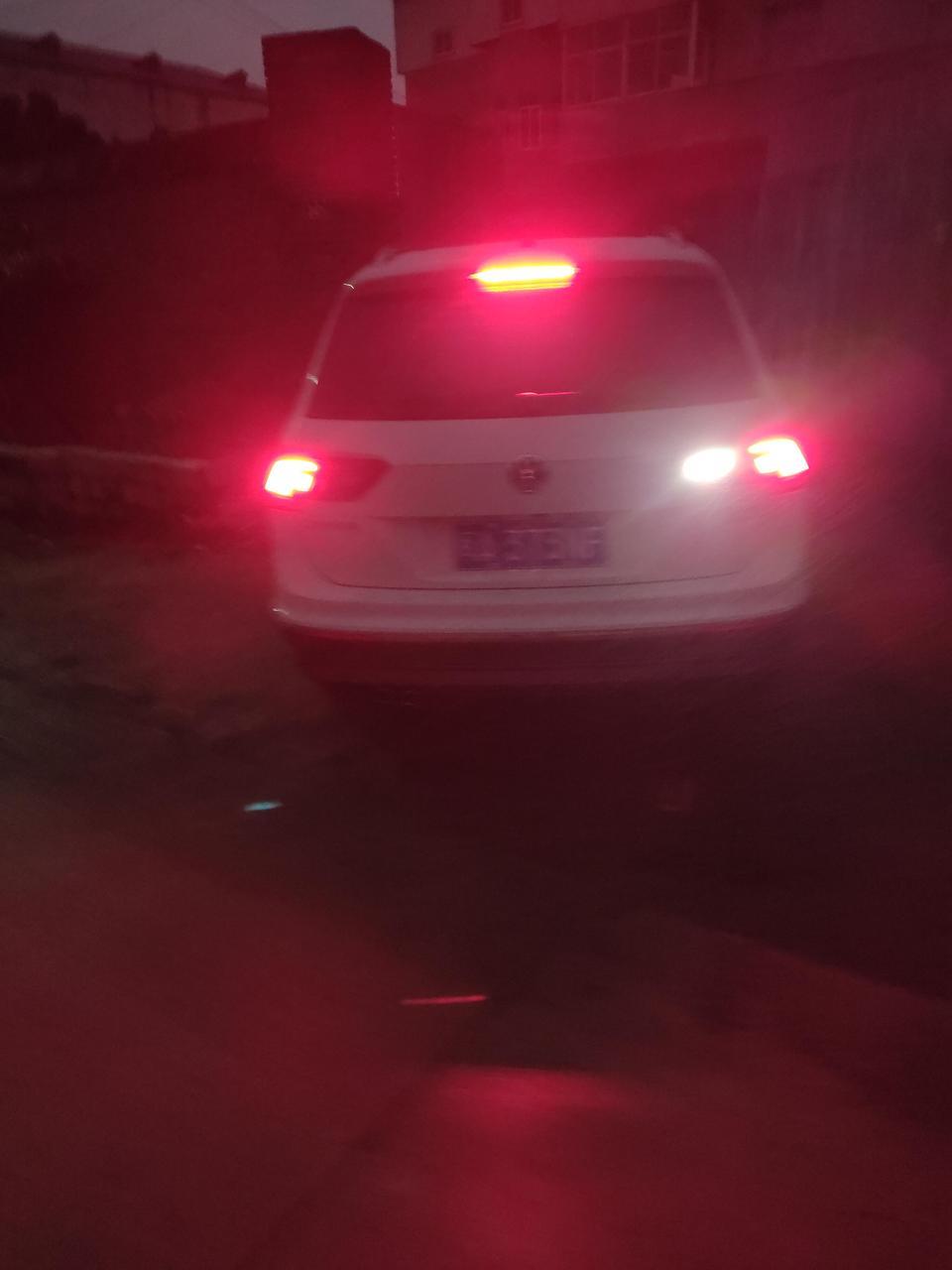 途观l-倒车后面灯就亮一个正常吗