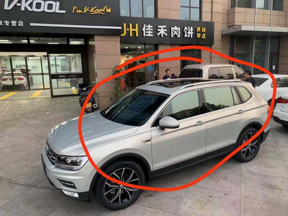 明天验车，准备完事就贴膜，本来看好龙膜畅悦80，1800多，到店一试膜隔热，威固V70明显好的多，犹豫了，前挡换V70的话，要3200了，唉，畅悦80行不，要不要换？大神们给个意见，时间紧，给中肯点的意见，谢谢了。
另外颜色大家觉得哪个好点，我是途观L冰岛银，就是图片上的途观L，图片是威固K14，绿色中透的，白色车的膜是畅悦15碳灰中透的。大神们觉得哪个颜色搭配好点？