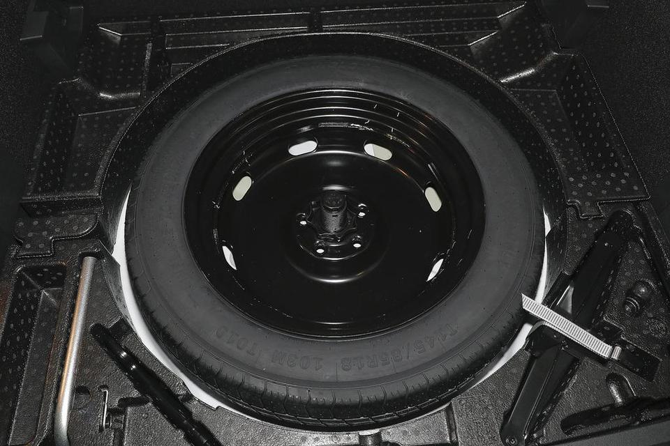 途观L用什么型号的轮胎？原厂什么品牌啊？备胎是不是全尺寸的啊？有没有充气泵？