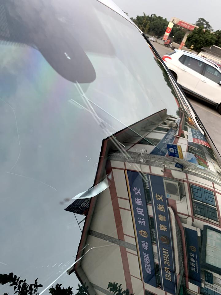 途观L380RLing旗舰的前挡风玻璃都是一样的吗？分不分高低配，前几天上高速跟大车被小石头蹦了个坑。当时没在意，继续开快时就列了一条缝出来。外面的福耀玻璃店和4S报价差别蛮大。问问大家车友是不是都是一种玻璃。听说探岳的高配车型采用的是前挡玻璃有细的电加热丝在里面。不知道途观L是不是。