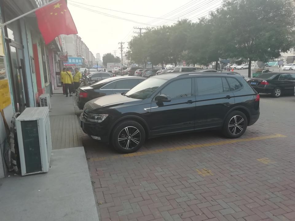 途观l-我的宝贝小黑，现在过了8000公里了，油耗好像变低了，一直加中国石油95的油，每天上下班几乎一样的路线，每天往返大约40公里，之前每个月要900块钱油钱，从十月份开始每个月只要600多点就够了，这是传说中的过了磨合期了吗？
