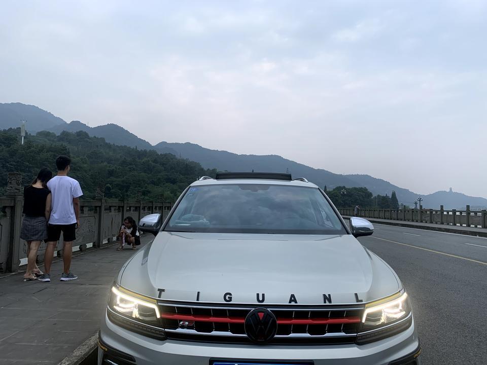 途观L开了一万公里  挂倒挡踩油门时要响一声 正常吗？