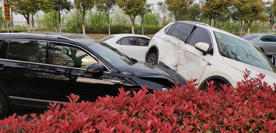 新买的途观L，裸车22W，里程数260KM，跟别人撞了，别人全责，维修费用6W多，请问能否要求对方车主赔偿折损费？