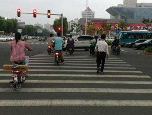 瑞虎3-如果开车撞死一个闯红灯的人，需要承担什么样的法律责任？