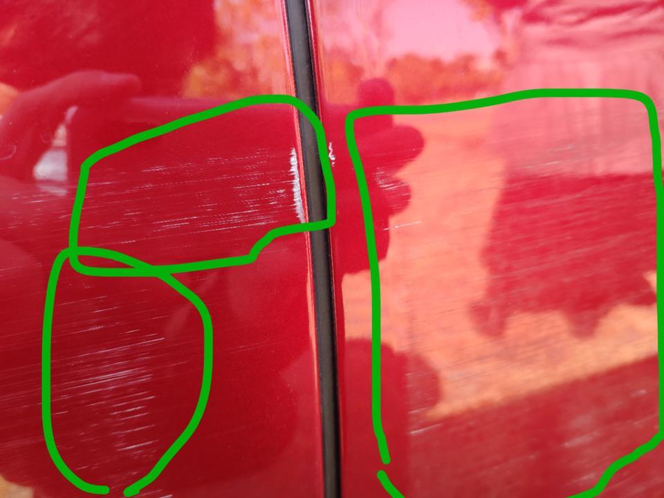 秦pro dm-和白车摩擦了一下，这个是白车的漆吗？下面有一条好像是有一点凹进去？