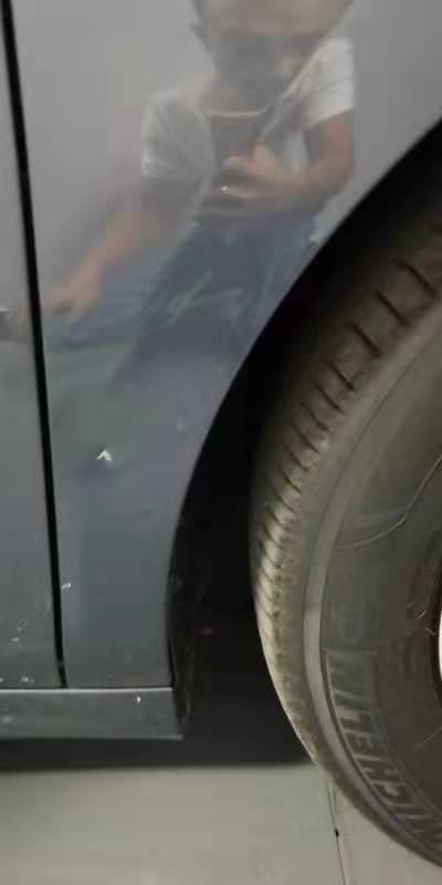 秦pro dm-提新车，发现被4S店刮花，有凹陷，我可以申请退款，退车吗？如果不可以退换，我可以要求赔偿吗？我该怎么办