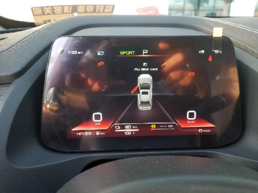 秦pro dm-人生第一台车，提车还挺兴奋
但拿到车之后有几个疑问
1.刚提车但合格证日期2018.10.7那么早生产车现在才拿到会会有问题按道理说新车应该供应求呀
2.跟我同时下单的一个兄弟，出厂日期是11月之后的
3.拿到新车仪表盘总里程20kmhev9公里
4.油箱完全空黄色警报正常吗般车都会留部分油吗，这样的情况下被开了9KM会不会对发动机有伤害