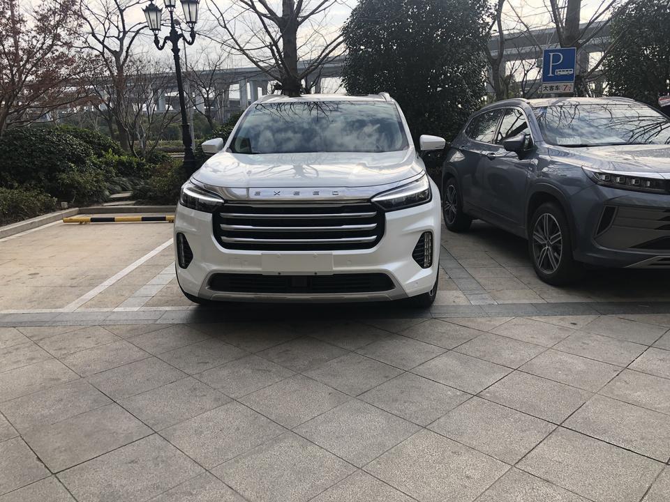 星途vx-这款车的前脸配上这个大车…怎么看都不协调…太小了…一点都不霸气…也不壮观……如果不改进一下就量产的话…上市过后会影响销量的…在放宽点…加长一点…加高一点就好看了…现在看起来还不如TX的前脸大气呢，……希望厂家能及时调整…把前脸设计的好看一点…霸气一点…在上市也不迟啊…这样会更好卖一些…
