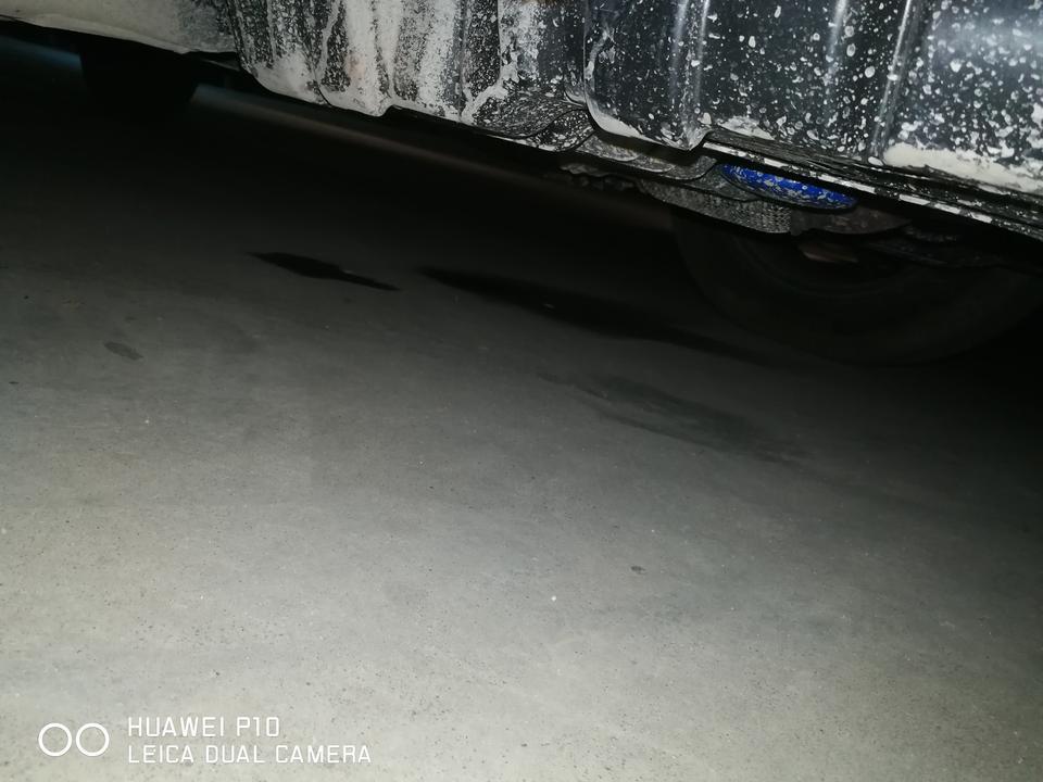 风光580-580空调水出口是在发动机下方吗？