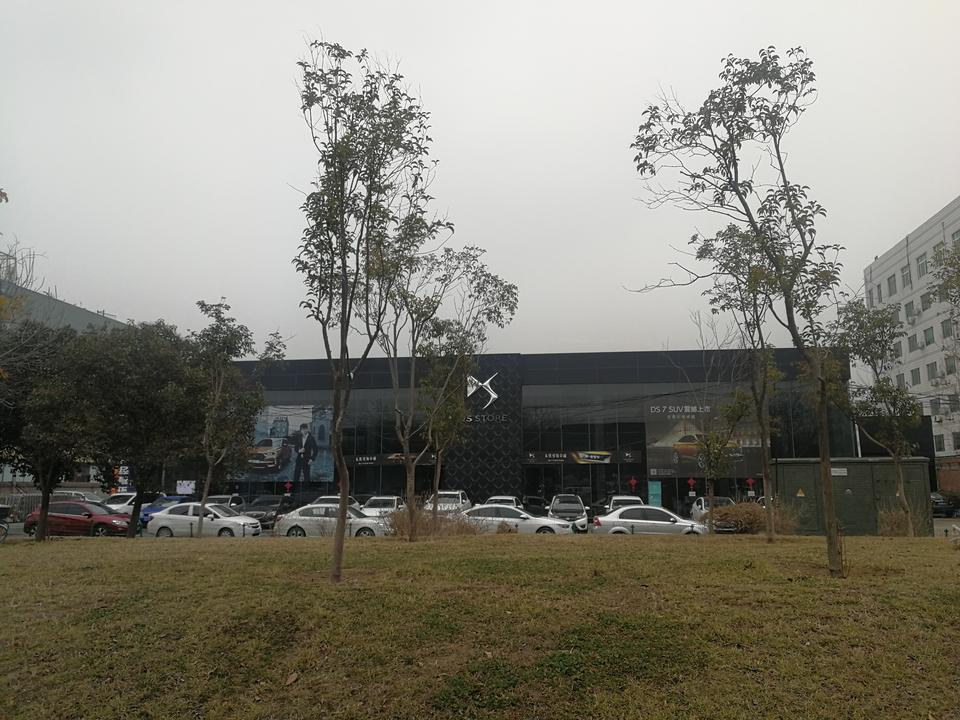 ds 7-去年在车展看过DS7，当时仅仅是想大致了解下车的品牌，因为彼时没有立马买车的打算，也仅仅是觉得DS7JP内饰蛮好看，留下较深刻的印象。
        今年初打算买车，便在懂车帝上看了好多关于DS7的介绍，一发不可收拾，越看越爱，也纠结过4S店太少后期保养的问题，但搜索看，郑州有一家，起码内心还是觉得能说服自己。
       然而昨天冒着小雨跑了很远到店里看车，发现店内空空，大门紧锁。顿时感觉内心好难受，着了法系车的道了，但对于营销有种恨铁不成钢的感觉。现在是看不上其他车，也不知道该买啥车了。