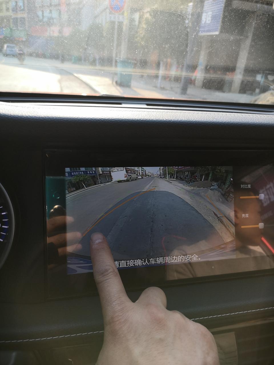 启辰t90-请问我的t90，3个月3000公里，刚刚做了保养，不知道什么原因做保养以后挂倒档，倒车影像中间两条线变得不亮了，很难看得见，倒车的时候不方便。