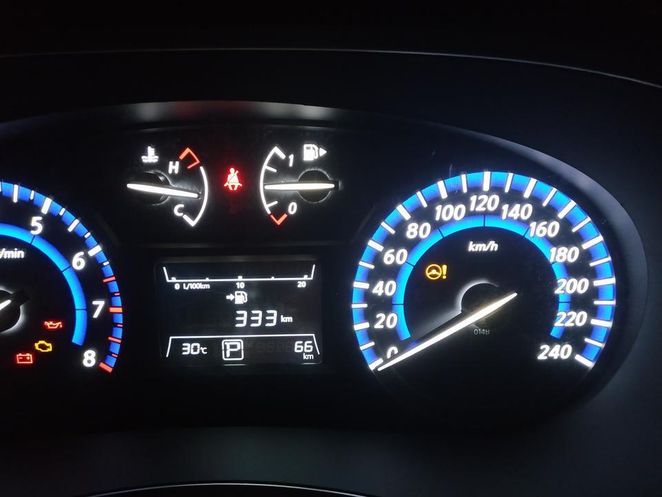 启辰t90-T90cvt2.0智联智尚型，进入车内，第一次按启动，打开后视镜，第二次按启动，车辆供电，中控屏亮，车辆自检，踩住刹车踏板，第三次按启动键，车辆启动，但会黑屏，启动后屏幕重起，是什么原因