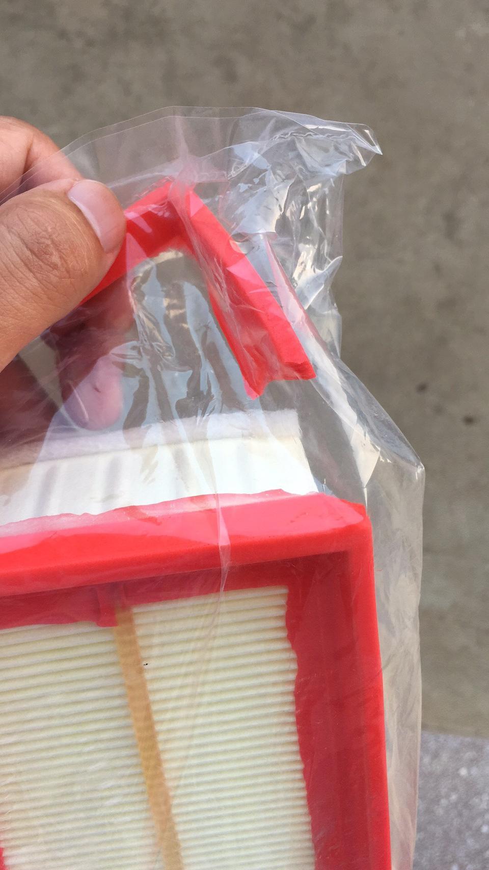 爱丽舍-空气滤清的这个提手是干什么用的？刚网购了一个，但提手断了一边，还能使用吗？新车一年多了还没换过空滤。