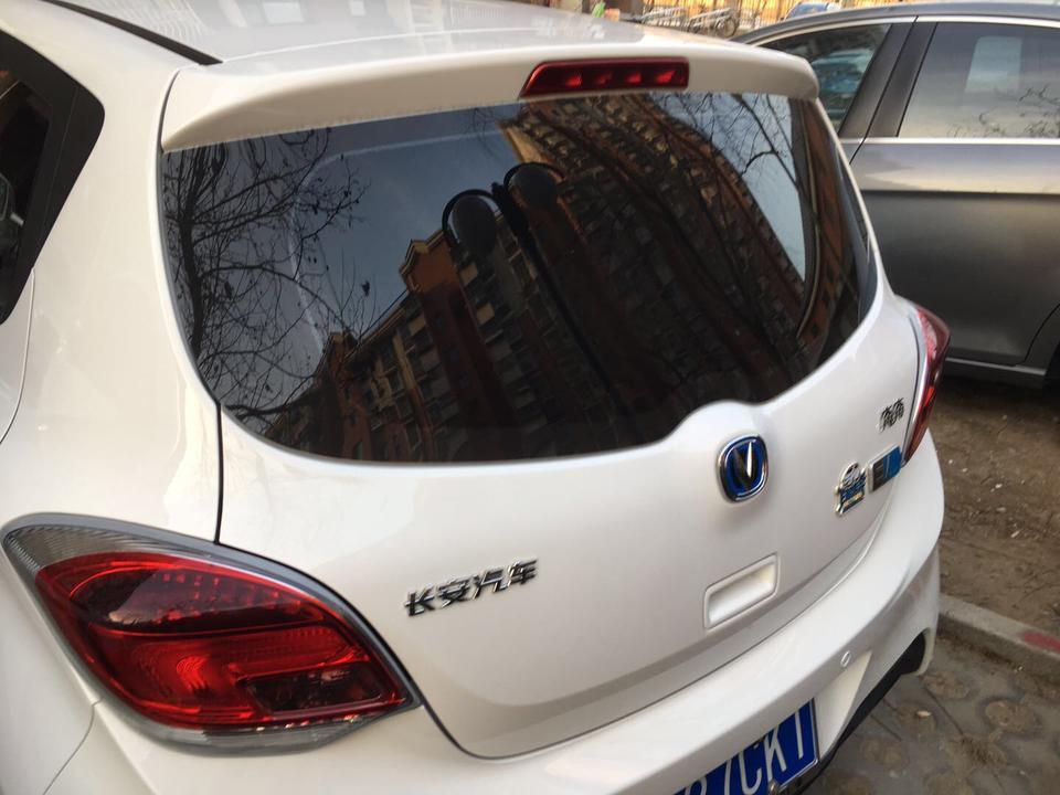 奔奔EV有高位刹车灯吗？
