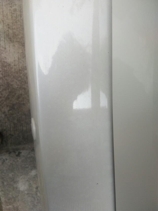 轩逸-大家看一下，我的车是刚买的还没上牌，结果洗车后发现前后保险杠和车身的颜色有误差，保险杠颜色好像云朵样，一块一块的，请问一下朋友们这是怎么回事呢？