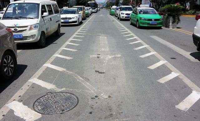 轩逸-道路标线越来越多
有没有老司机认识这种锯齿线的？