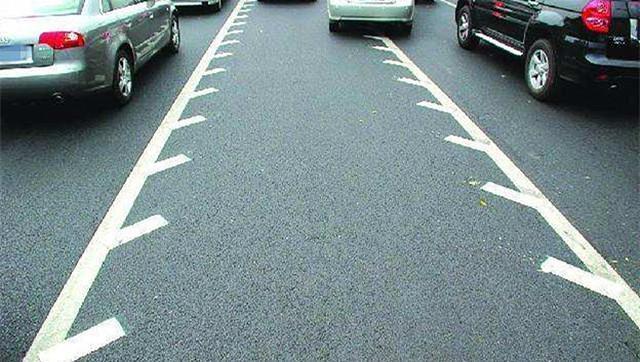 轩逸-道路标线越来越多
有没有老司机认识这种锯齿线的？