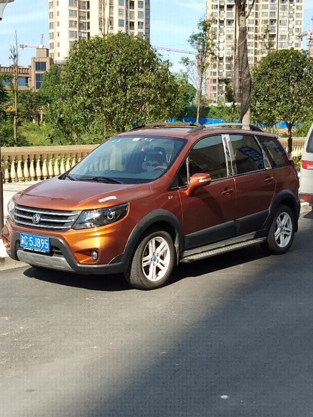 轩逸-这二个颜色的车，你喜欢那一个颜色？