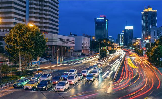 轩逸-道路标线越来越多
有没有老司机认识这种锯齿线的？