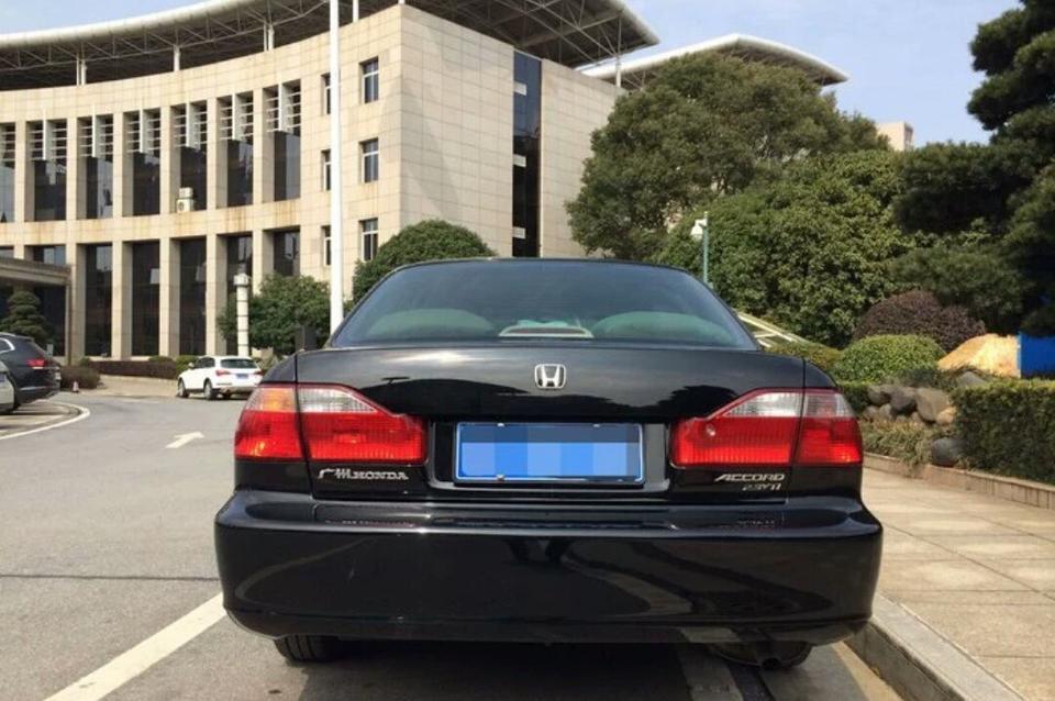 白色雅阁好还是黑色的好？