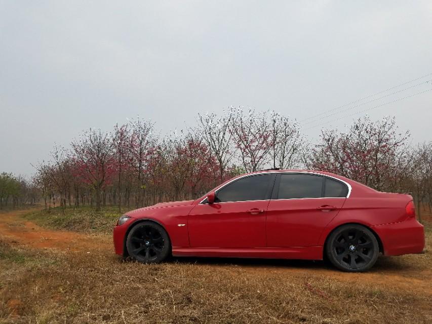 宝马3系-我的11年宝马e90，n52b25发动机，我想改动力，现在两个方案:
一、换n52b30发动机，加装机械增压，发动机稳定性怎么样，会不会在路上一脚地板油下去，发动机或者变速箱爆掉，安全马力能达到多少匹，油耗多少（原厂325尾牙大，油耗就高，平时200块油跑200公里）。
二、换n54发动机，换了之后跟原车匹配怎么样，发动机稳定性及后期会不会出现程序匹配问题。
不想换车，车上改了很多东西，换车后车牌留不住，请大神们赐教