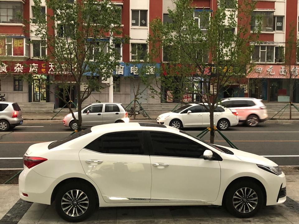 三月份买的卡罗拉。现在跑了9600多公里，最近发现车在起步和倒挡脚踩刹车慢慢抬起的时候，出现类似嘎吱的声音，请问大家你们的车也是吗？