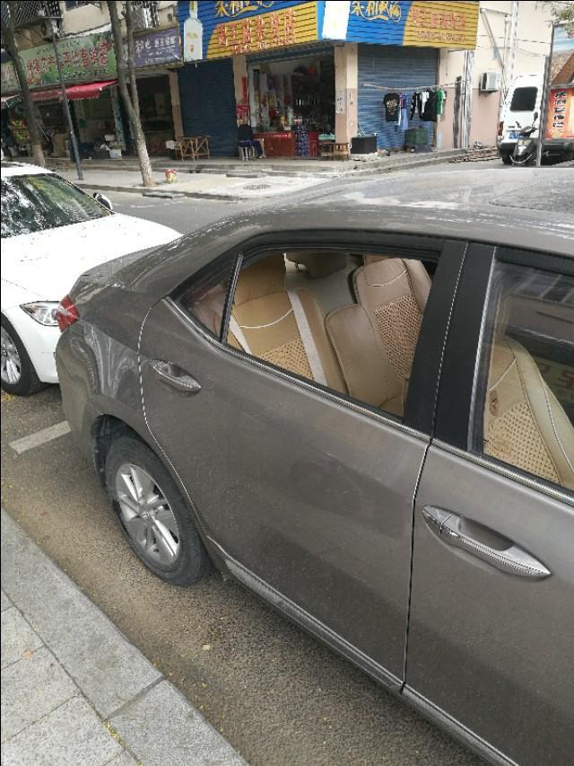 哪个马大哈的卡罗拉车主，停车忘关车窗了，不安全哦。