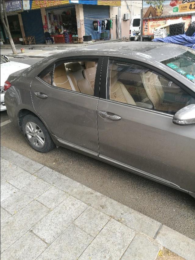 哪个马大哈的卡罗拉车主，停车忘关车窗了，不安全哦。