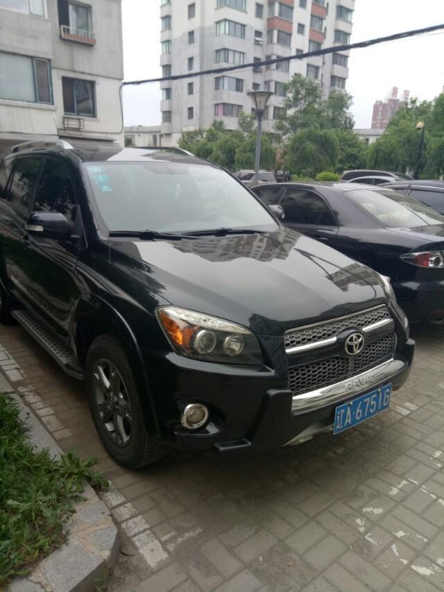 rav4荣放-为什大家都喜欢买白颜色和黑颜色的车呢？求高手指点一二？
