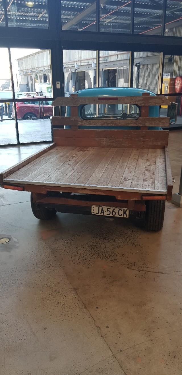 高尔夫-今天见到一辆古董车，请问车友们这是什么车啊？