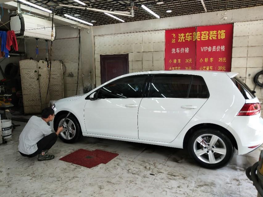 高尔夫-请问我的高7，两年了，洗车都是表面和内饰，打开机器盖，发现里面都是灰，刷车从来没有清理过里面，用水冲洗一下可以吗？对车有没有损伤？