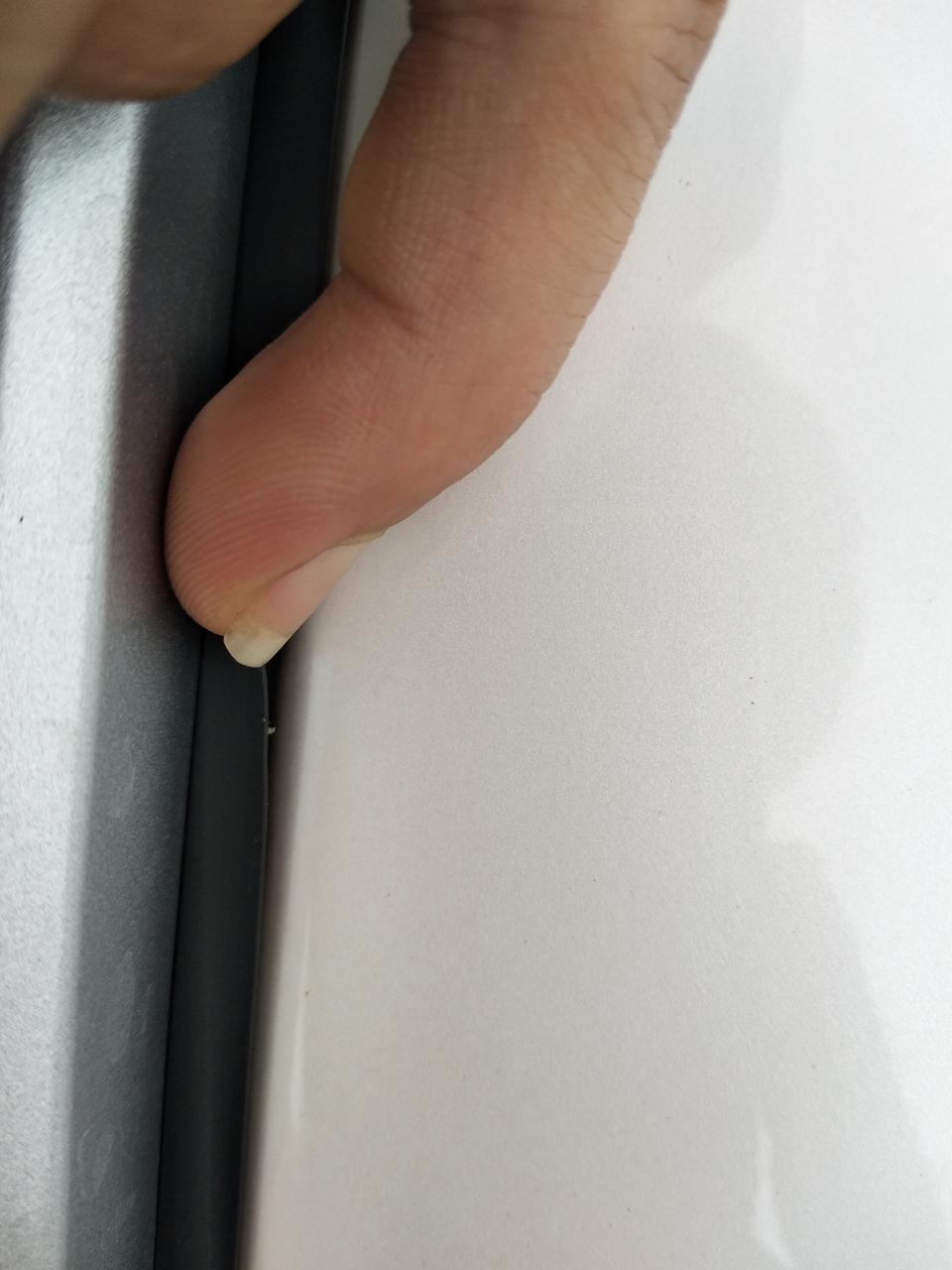 哈弗F7车顶行李架和车顶之间的黑条开了，怎么回事