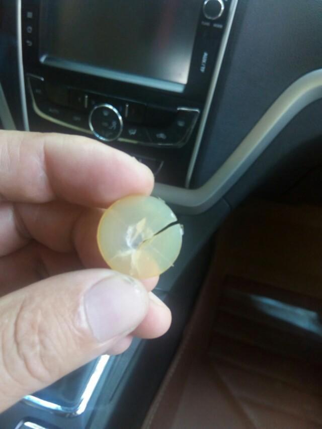谁知道这是车上哪儿的配件？驾驶座脚下找到了三个都是这样。有一个是脚刹灯的开关上的。其它不知是啥？帝豪也太差的吧！