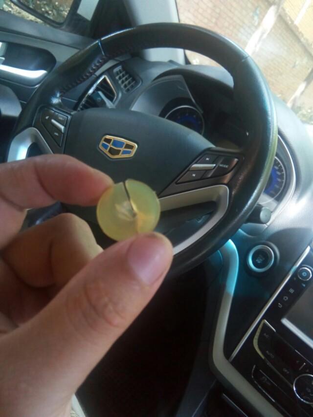 谁知道这是车上哪儿的配件？驾驶座脚下找到了三个都是这样。有一个是脚刹灯的开关上的。其它不知是啥？帝豪也太差的吧！
