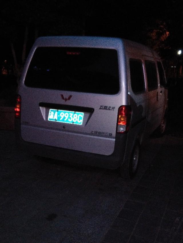 帝豪-夜色中的面包车，看起来不错，你喜欢吗？