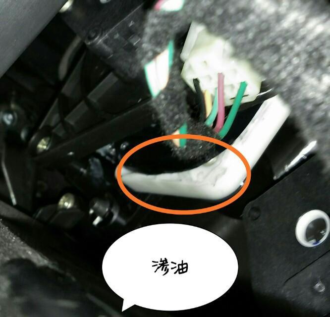 长安cs75-请问车友们副驾驶空调出风口上面，那个白色塑料件上有油滴在地板上，哪个配件？这是什么油，影响驾驶行车安全？