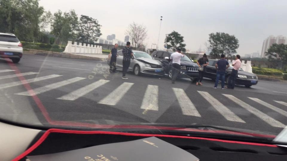 长安cs75-开车要各种小心，不知道这样是怎么撞上的？