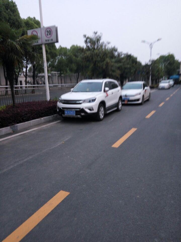 长安cs75-看到别的车前脸大嘴哪里是彩色条，是自已粘的吗？