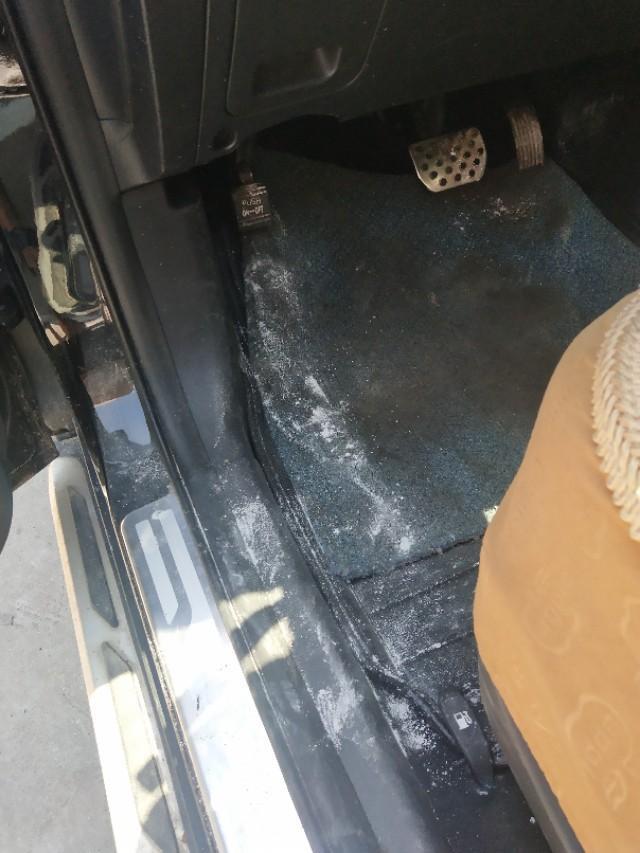 远景x6-今天去路桥4S店搞个保养，不知为何把车整这么多白色沙子，4S店不作任何解释，只说帮我擦了就行，这服务质量能相信吗？