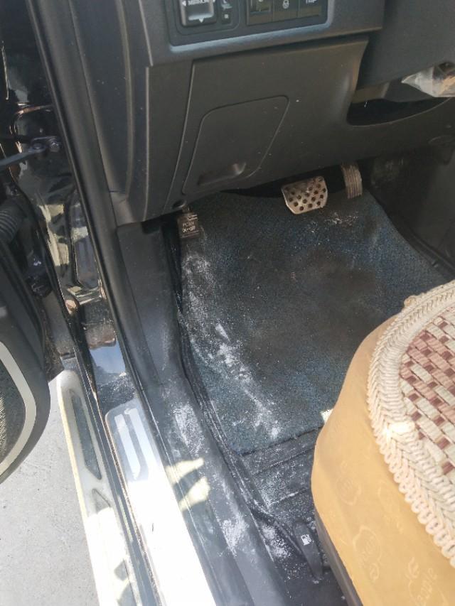 远景x6-今天去路桥4S店搞个保养，不知为何把车整这么多白色沙子，4S店不作任何解释，只说帮我擦了就行，这服务质量能相信吗？