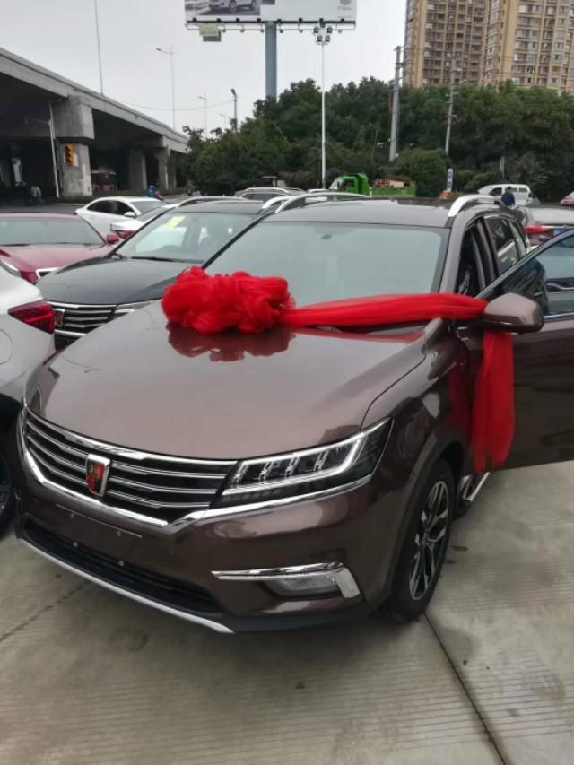 荣威rx5-看到路上绑红布条的新车，为什么老司机都会主动避让？