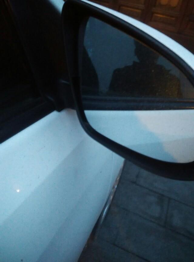 看看威驰车的后视镜，镜面很清晰吧？