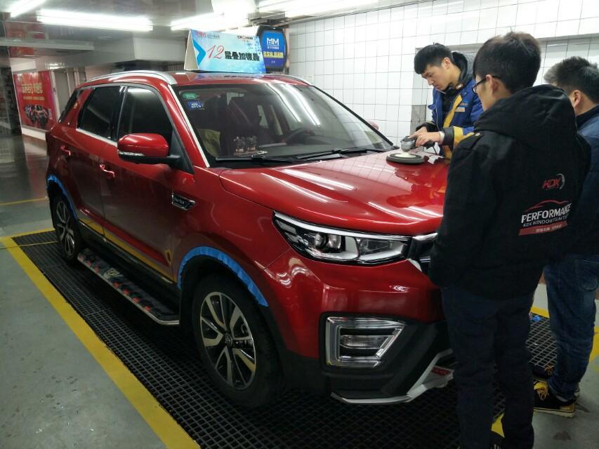 长安cs55-【江苏CS55悦旗车友会】我来补一下提车作业吧，看了懂车帝很多人发了关于我的小5视频，盗图不是很专业，车牌号也不遮挡一下，话不多说，从提车开始上图吧:第一张喜提爱车，裸的没动过！第二张加装前后保险护杠，装踏板（带灯哦）！第三四张，喜欢爱车，当然少不了保护，镀晶是最好的选择！第5张，手动炫动是卤素灯，当然达不到我的要求，必须换LED灯！第六张，看别人提双色那么炫酷，我们也去贴个黑顶吧！第七张，隔热膜自然必不可少，全车顶级高端隔热膜，太阳晒？全景热？那都是你为了省钱，贴上顶级隔热膜，和太阳说拜拜