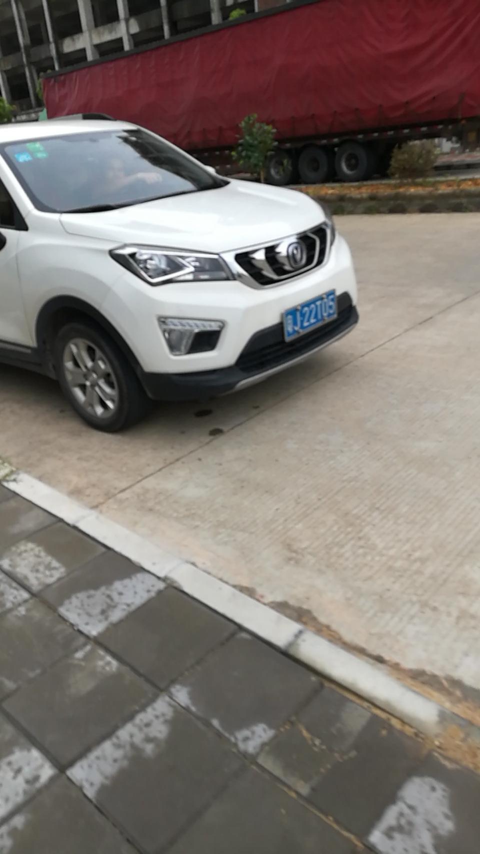 长安cs15-车玻璃有油膜怎么办，最近下雨，视线看不清
