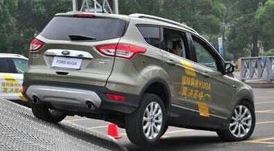 20万级别SUV大比武：福特翼虎和探界者哪个