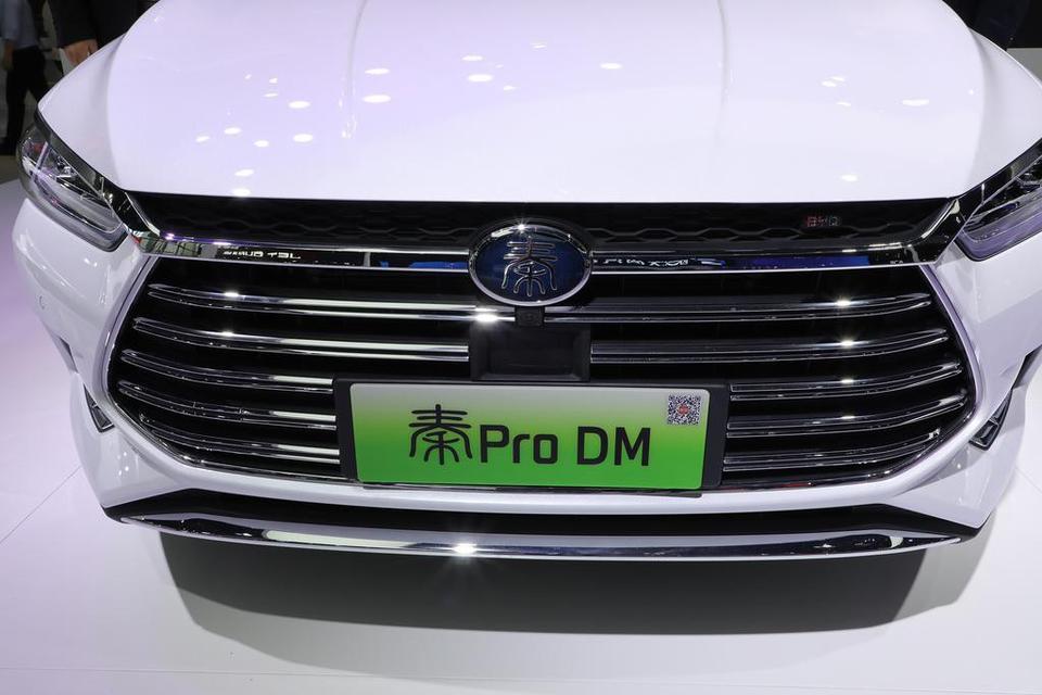 秦pro dm-请问秦车标下面那个黑色方块是什么东东？