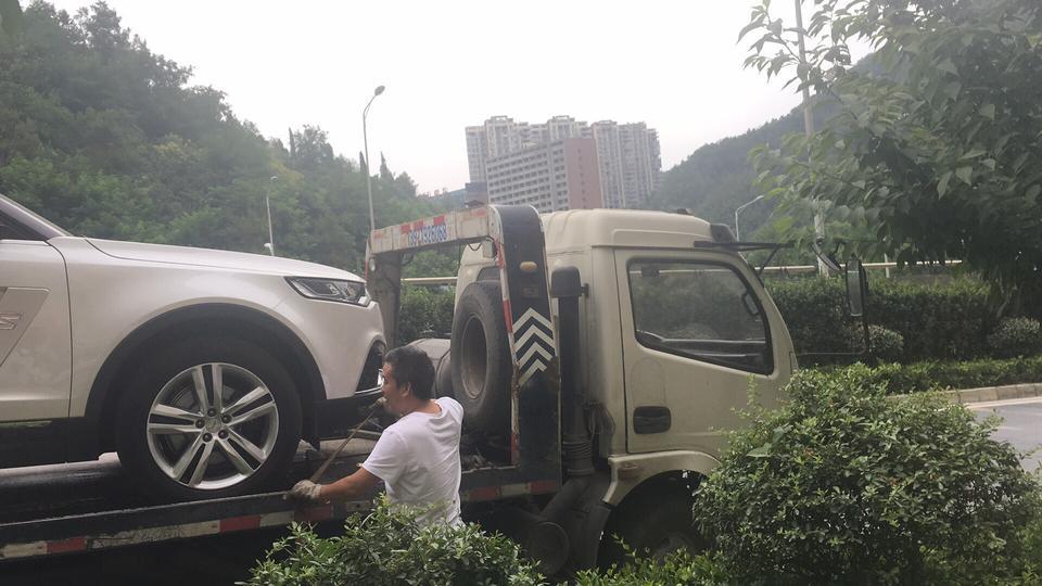 众泰t700-从开了这个车提心掉胆！今天发生的事情叫人恐惧！拐弯处听到轮胎爆炸声没方向了，下车观看一大堆油！请问开中泰车的有没有发生过类似情况？